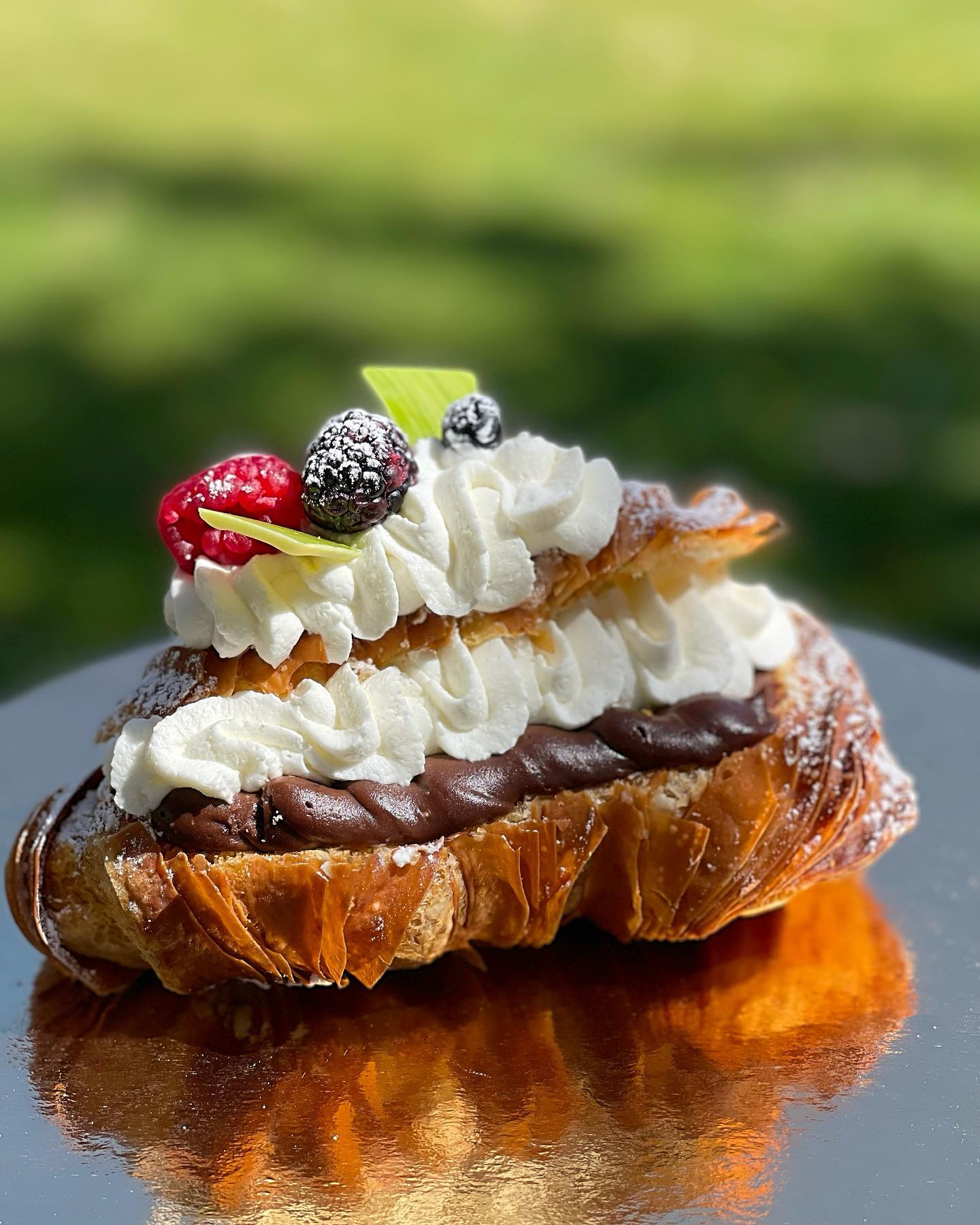 Sfogliatella con panna e frutti di bosco