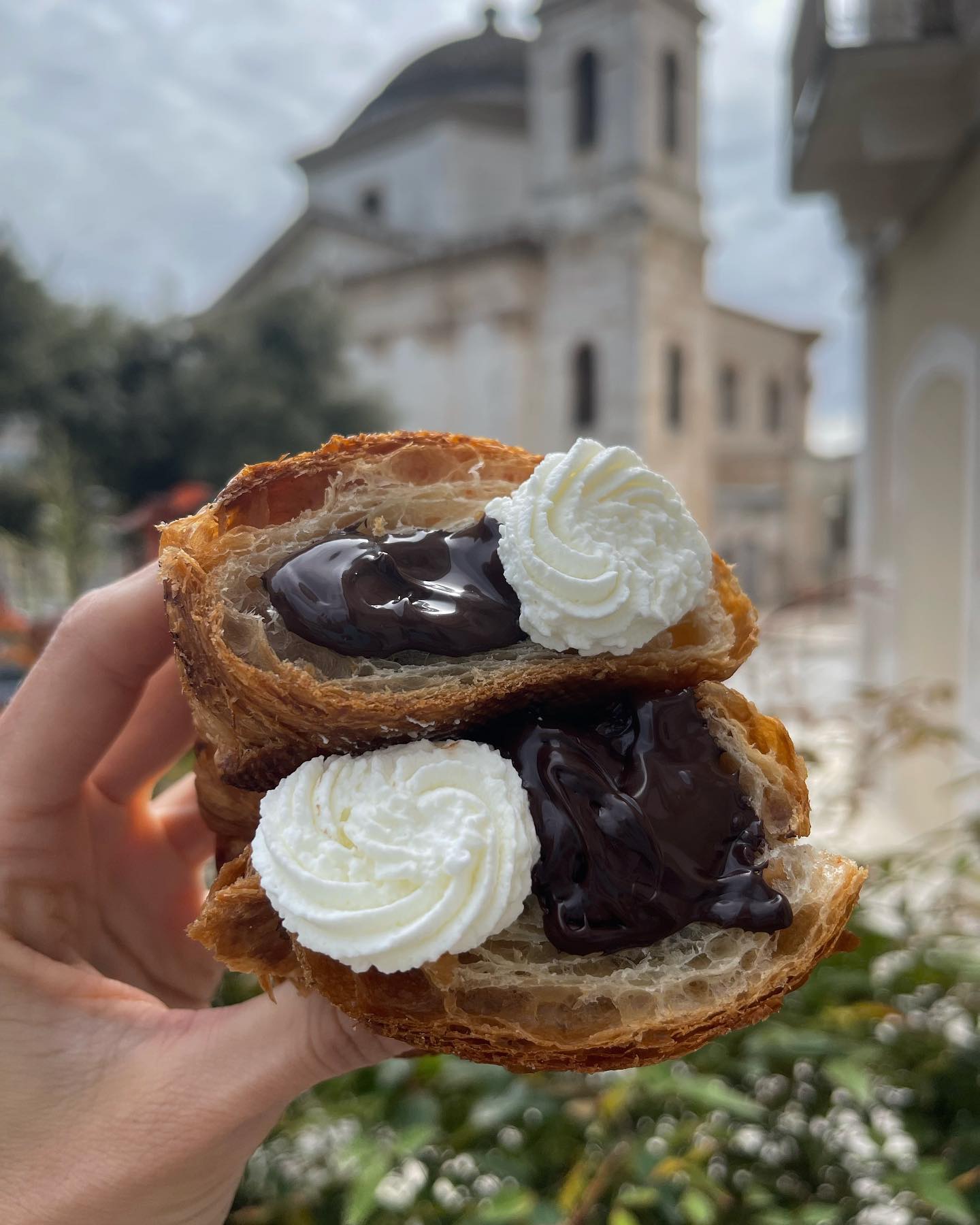 Cornetto con cioccolato e panna